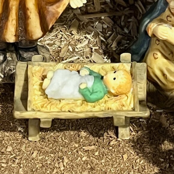 21 Piece M.J. Hummel Danbury Mint Miniature Children's Nativity Set - Picture 5 of 16